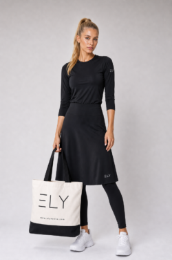 תיק ELY Tote לבן שחור עם דוגמנית אמבר