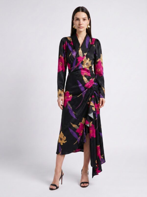 שמלת Ava Long Dress שחורה של DODO BAR OR על הדוגמנית EVA