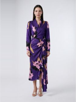 שמלת Ava Long Dress סגולה של DODO BAR OR על הדוגמנית EVA