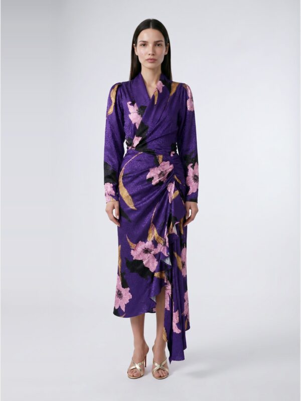 שמלת Ava Long Dress סגולה של DODO BAR OR על הדוגמנית EVA