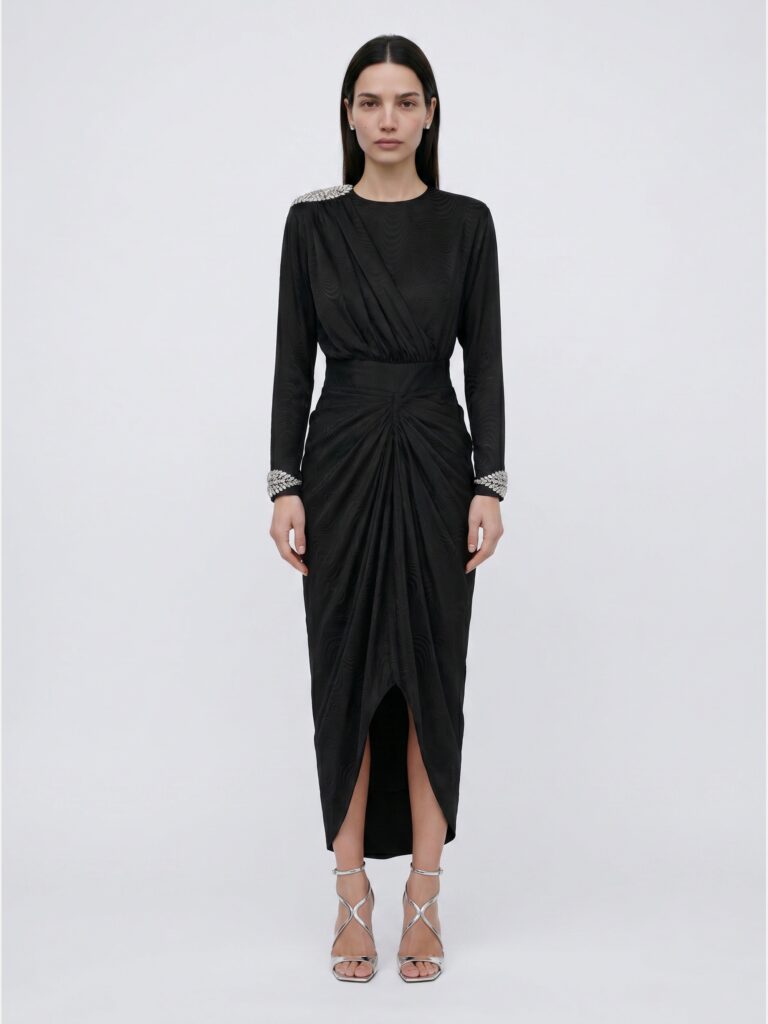 שמלה Grace Long Dress שחורה של DODO BAR OR על הדוגמנית EVA
