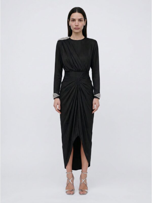 שמלה Grace Long Dress שחורה של DODO BAR OR על הדוגמנית EVA