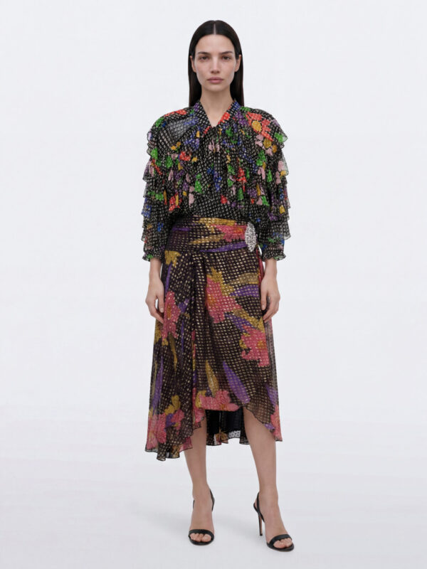EVA לובשת חולצת VERA SHIRT LUREX וחצאית Vera long skirt lurex