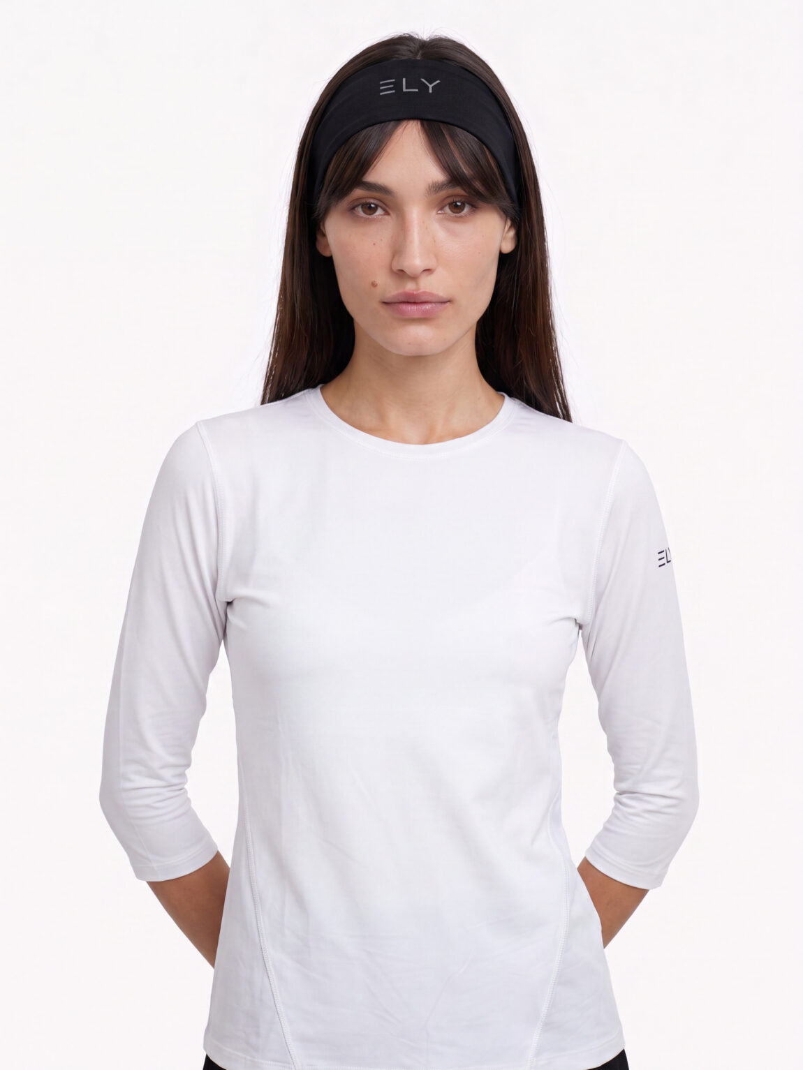 Bella עם סרט ראש שחור של ELY ACTIVE וחולצת שלושה רבעים לבנה