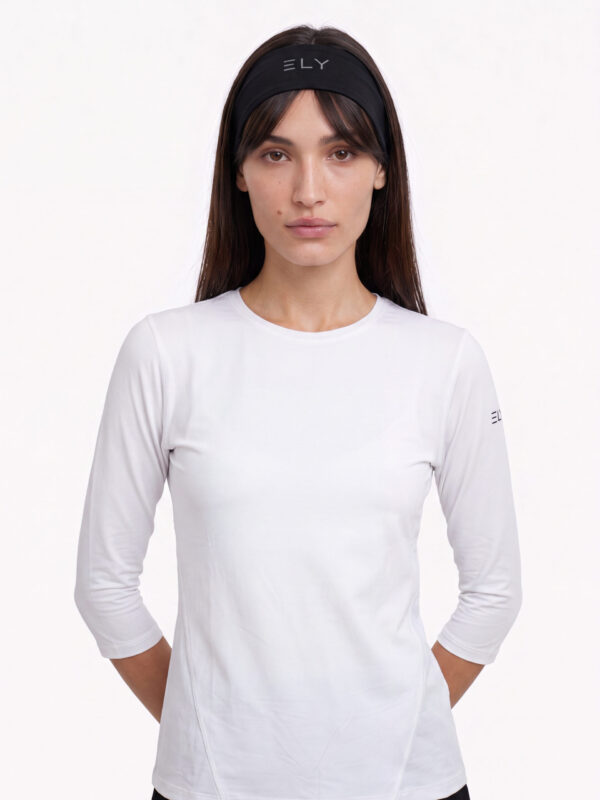 Bella עם סרט ראש שחור של ELY ACTIVE וחולצת שלושה רבעים לבנה