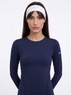 Bella עם סרט ראש לבן של ELY ACTIVE וחולצת שרוול ארוך כחולה כהה