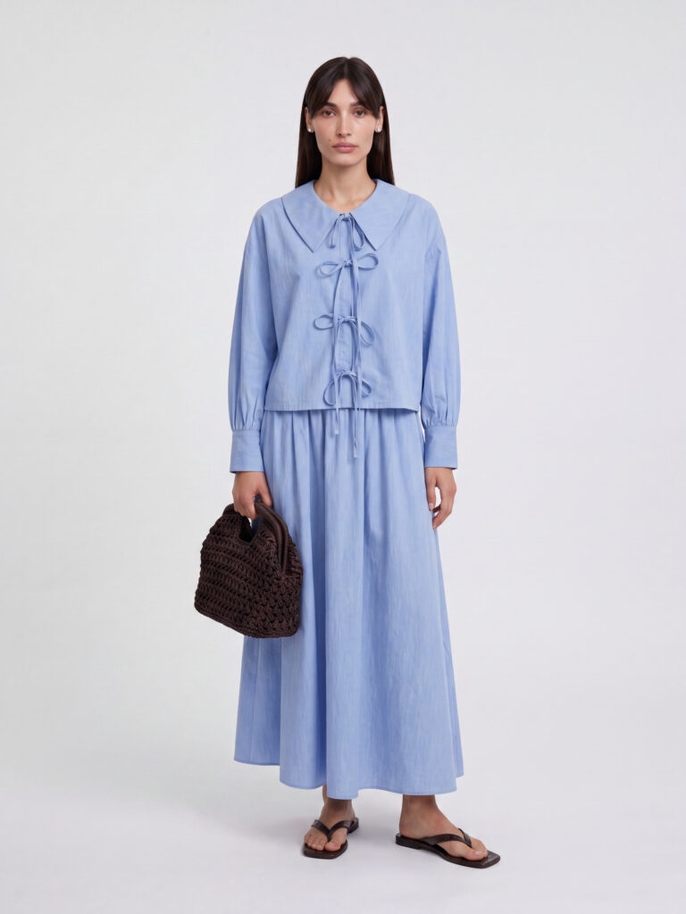 Bella לובשת חליפת תובל ג׳ינס של ESPRESSO עם כפכפי H&M חומים ותיק קלוע חום