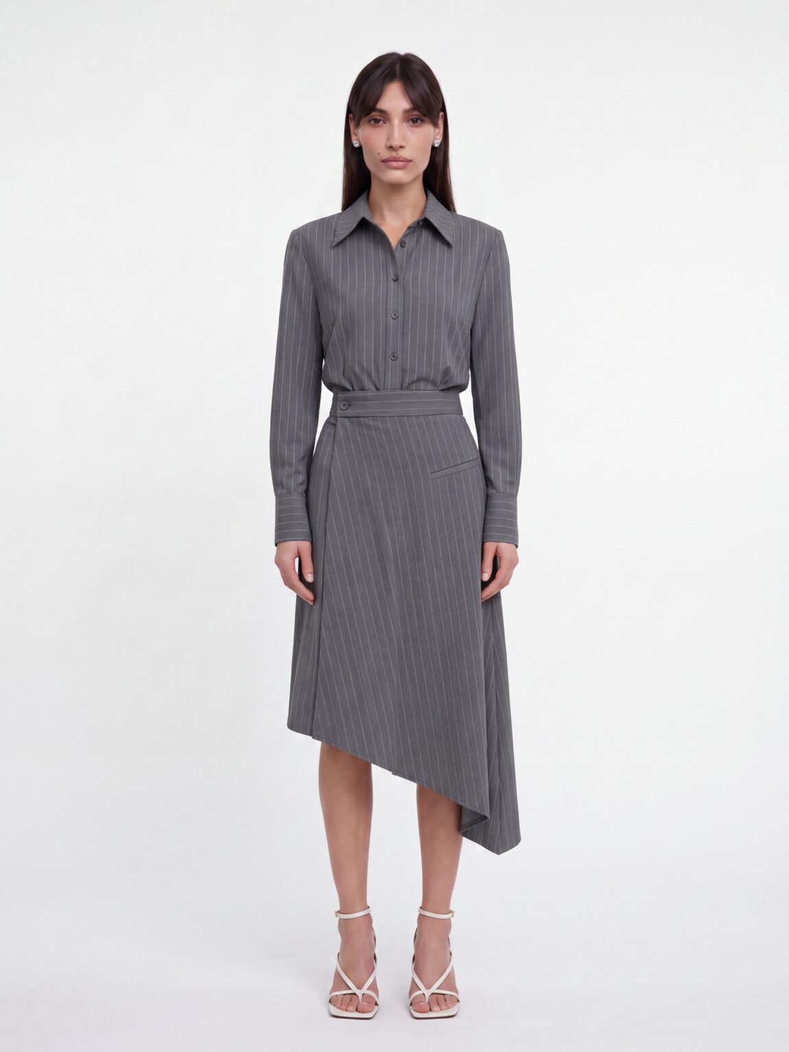 חליפת PINSTRIPED SET GRAY של LA REINE על הדוגמנית Bella