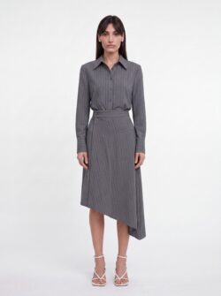 חליפת PINSTRIPED SET GRAY של LA REINE על הדוגמנית Bella