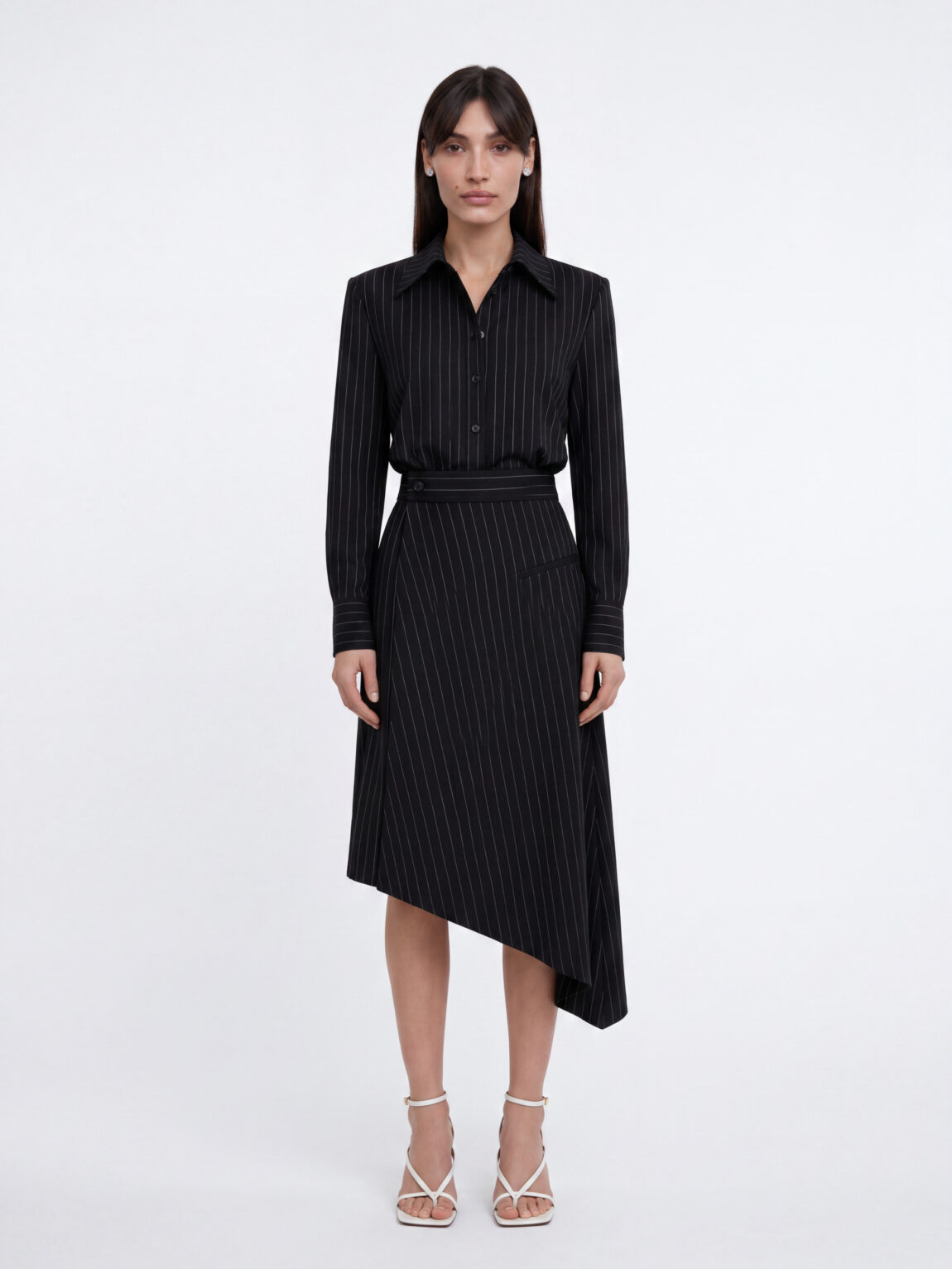 Bella לובשת חליפת PINSTRIPED SET BLACK
