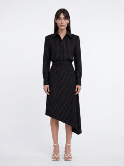 Bella לובשת חליפת PINSTRIPED SET BLACK