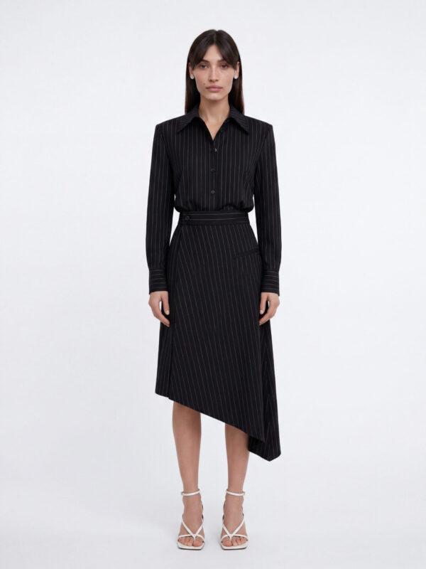 Bella לובשת חליפת PINSTRIPED SET BLACK