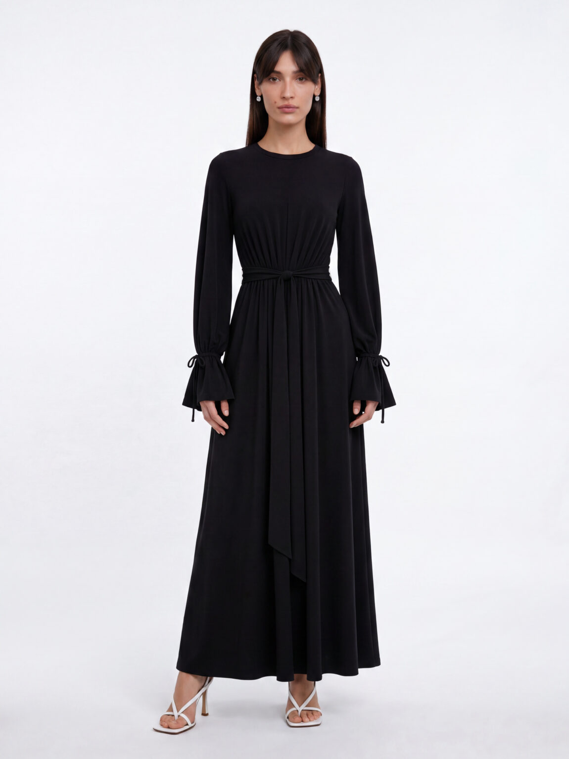 Bella לובשת שמלת ROMY שחורה של LA REINE