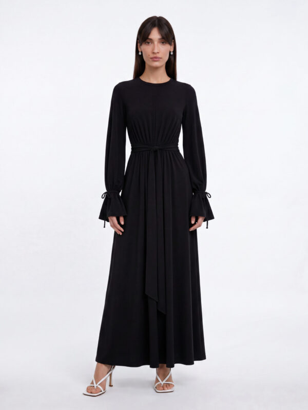 Bella לובשת שמלת ROMY שחורה של LA REINE