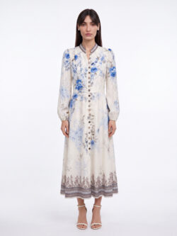 Bella לובשת שמלת VER'E SHABBAT DRESS כחולה פרחונית של HADARA