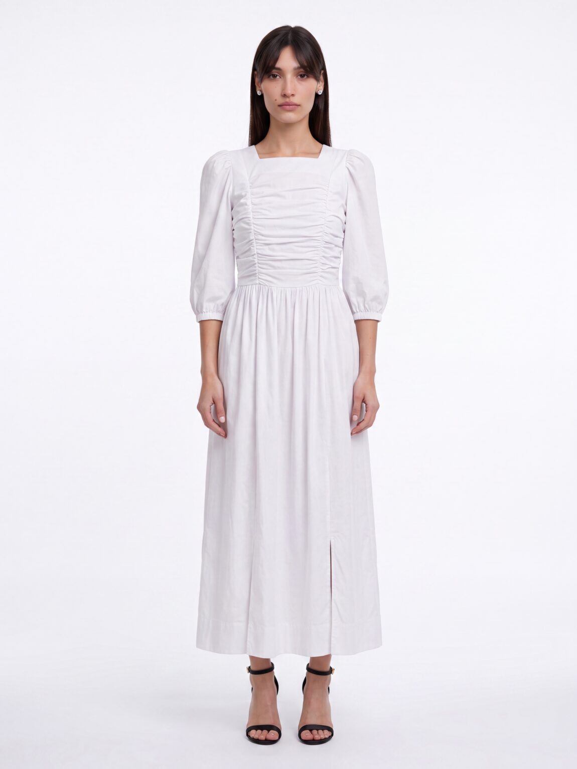שמלת POPLIN לבנה של LA REINE על הדוגמנית Bella