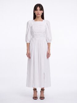 שמלת POPLIN לבנה של LA REINE על הדוגמנית Bella