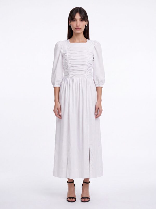 שמלת POPLIN לבנה של LA REINE על הדוגמנית Bella
