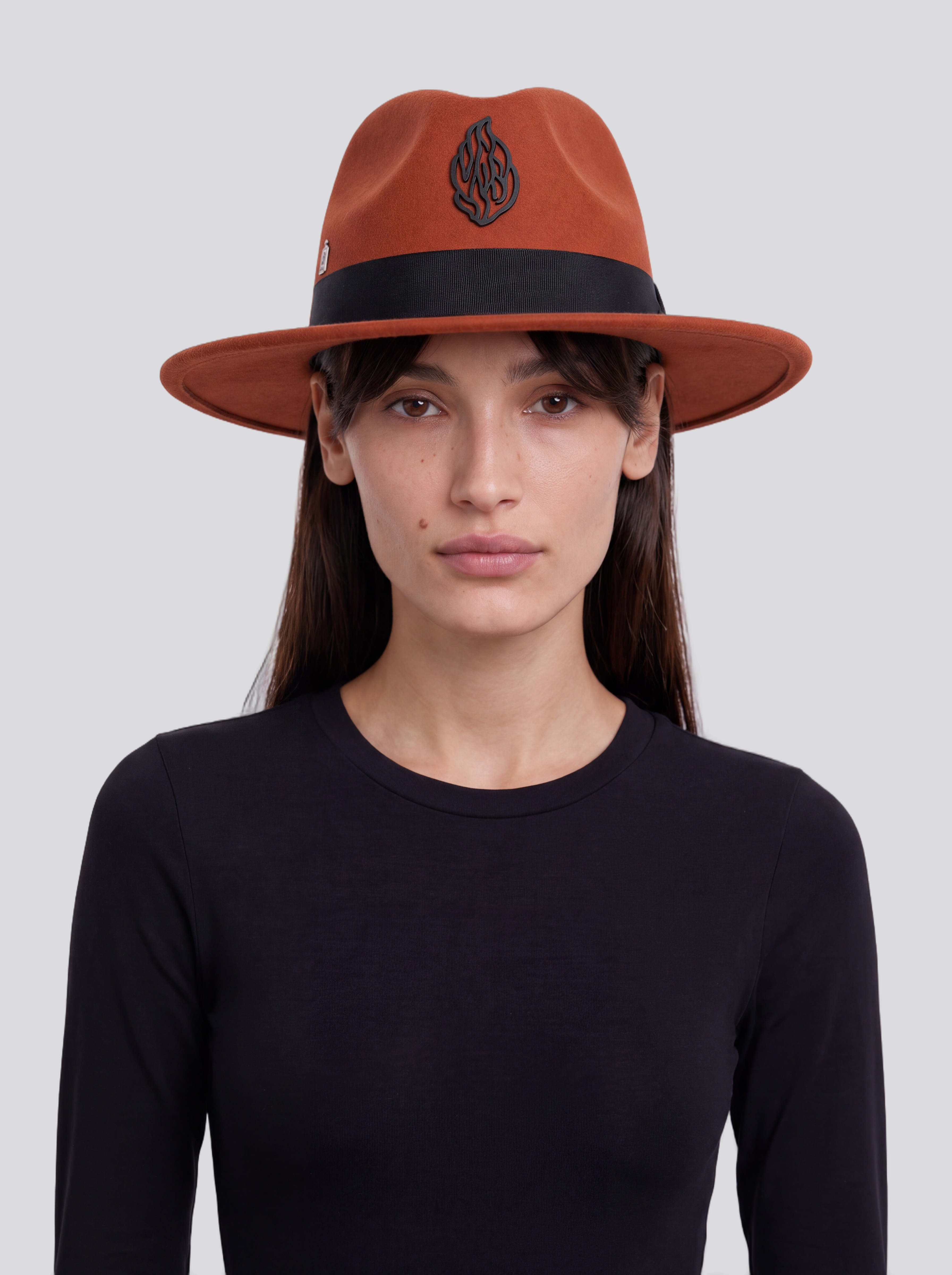 gutgold-haesh-hat-orange-clay-bella-skil-black-front-emblem-main-2026-08-13 כובע האש שלי כתום חמרה של MORIEL GUTGOLD על Bella עם בגד גוף Skil שחור של ESPRESSO