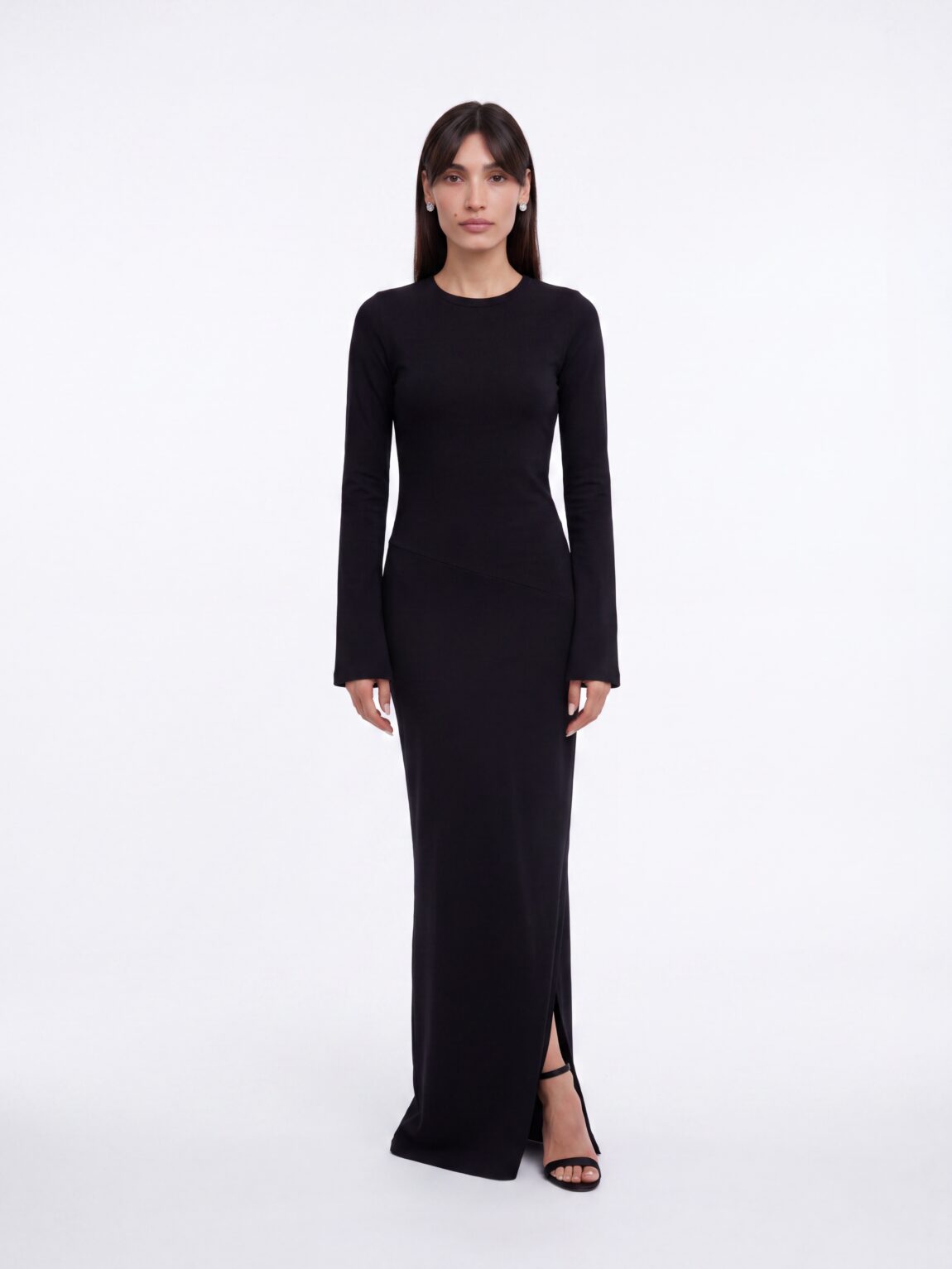 Bella לובשת שמלת אמונה שחורה של ADEL BOUTIQUE