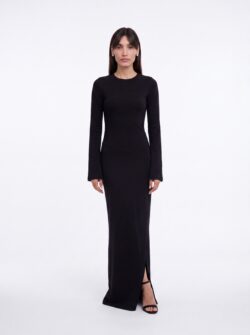 Bella לובשת שמלת אמונה שחורה של ADEL BOUTIQUE