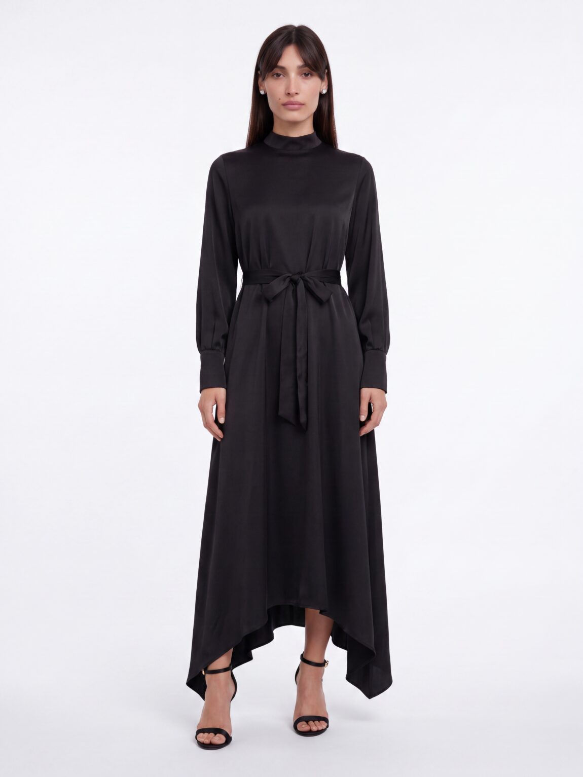 Bella לובשת שמלת סוליקא גלביה שחורה של ADEL BOUTIQUE