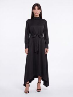 Bella לובשת שמלת סוליקא גלביה שחורה של ADEL BOUTIQUE
