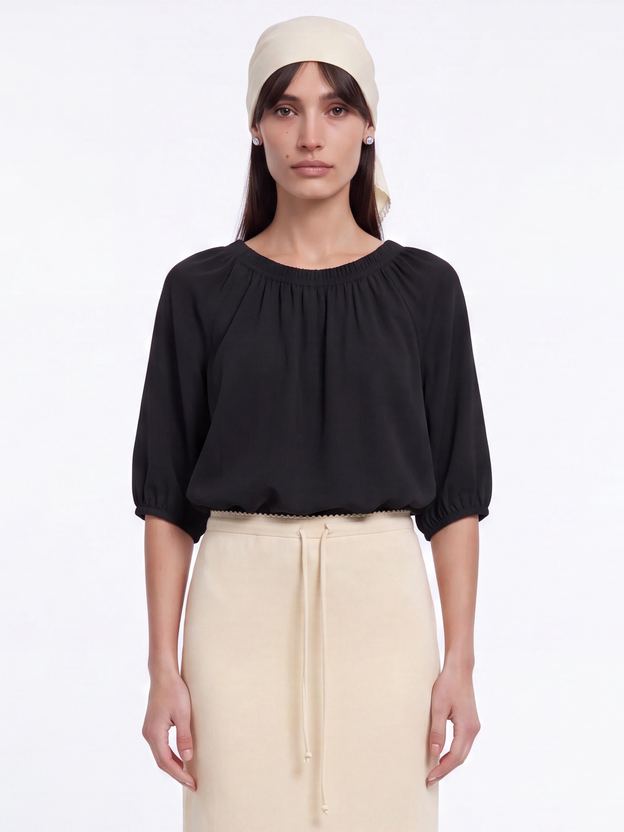 lareine-lin-shirt-black-close-crop-main-63344 חולצת LIN שחורה של LA REINE על דוגמנית