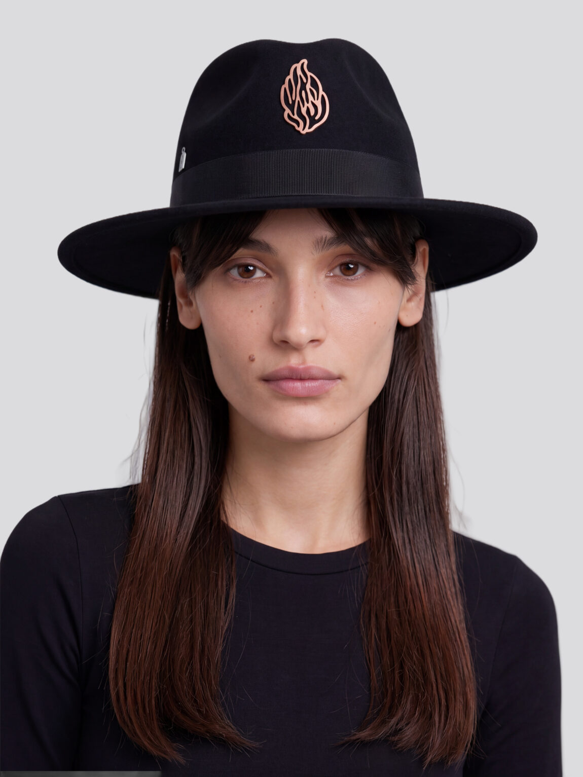 כובע האש שלי שחור של MORIEL GUTGOLD על Bella עם בגד גוף Skil שחור של ESPRESSO