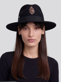 כובע האש שלי שחור של MORIEL GUTGOLD על Bella עם בגד גוף Skil שחור של ESPRESSO
