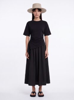 בלה לובשת חצאית אוברסייז שחורה של ADEL BOUTIQUE