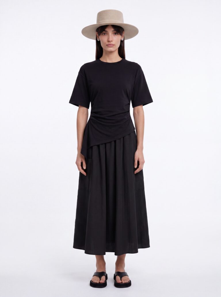 בלה לובשת חצאית אוברסייז שחורה של ADEL BOUTIQUE