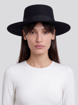כובע Noir שחור של ADELENA על Bella עם בגד גוף סקיל לבן של ESPRESSO