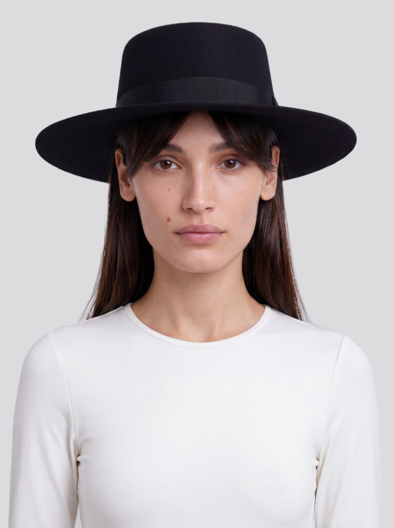 כובע Noir שחור של ADELENA על Bella עם בגד גוף סקיל לבן של ESPRESSO