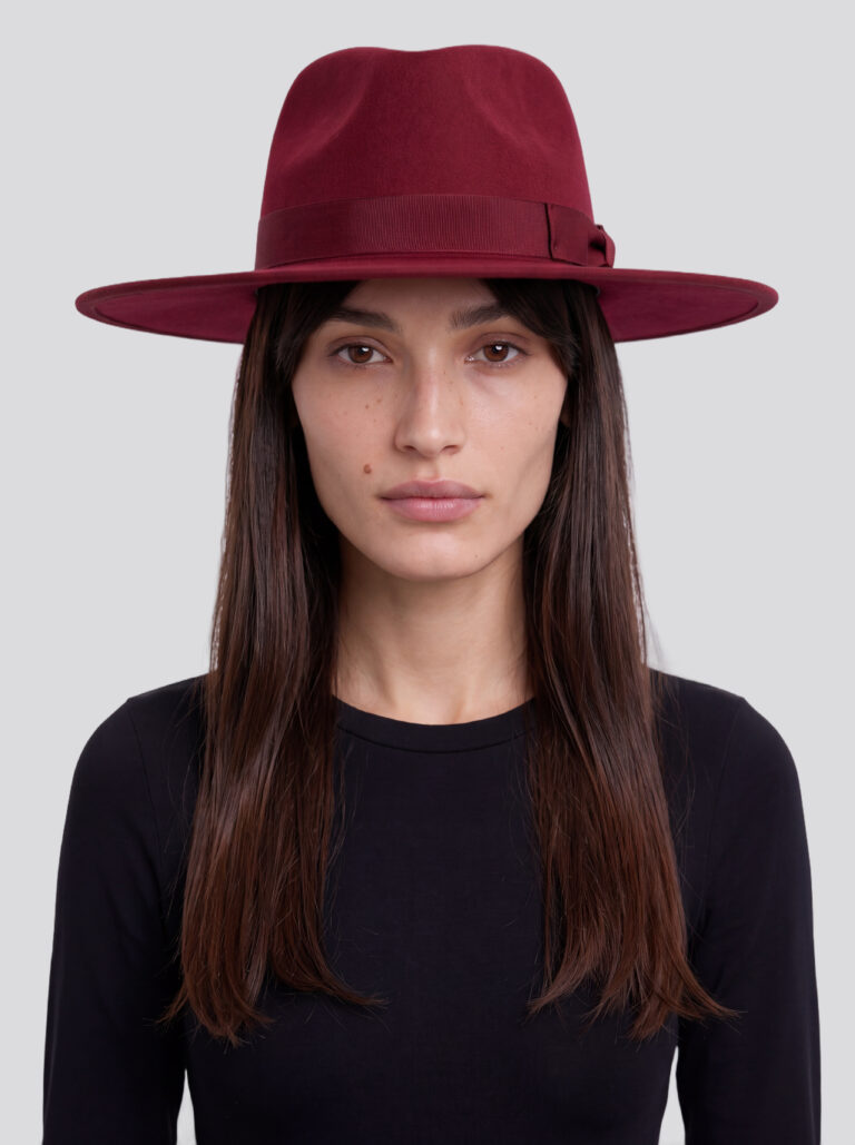 כובע Bordeaux של ADELENA על Bella עם בגד גוף Skil שחור של ESPRESSO
