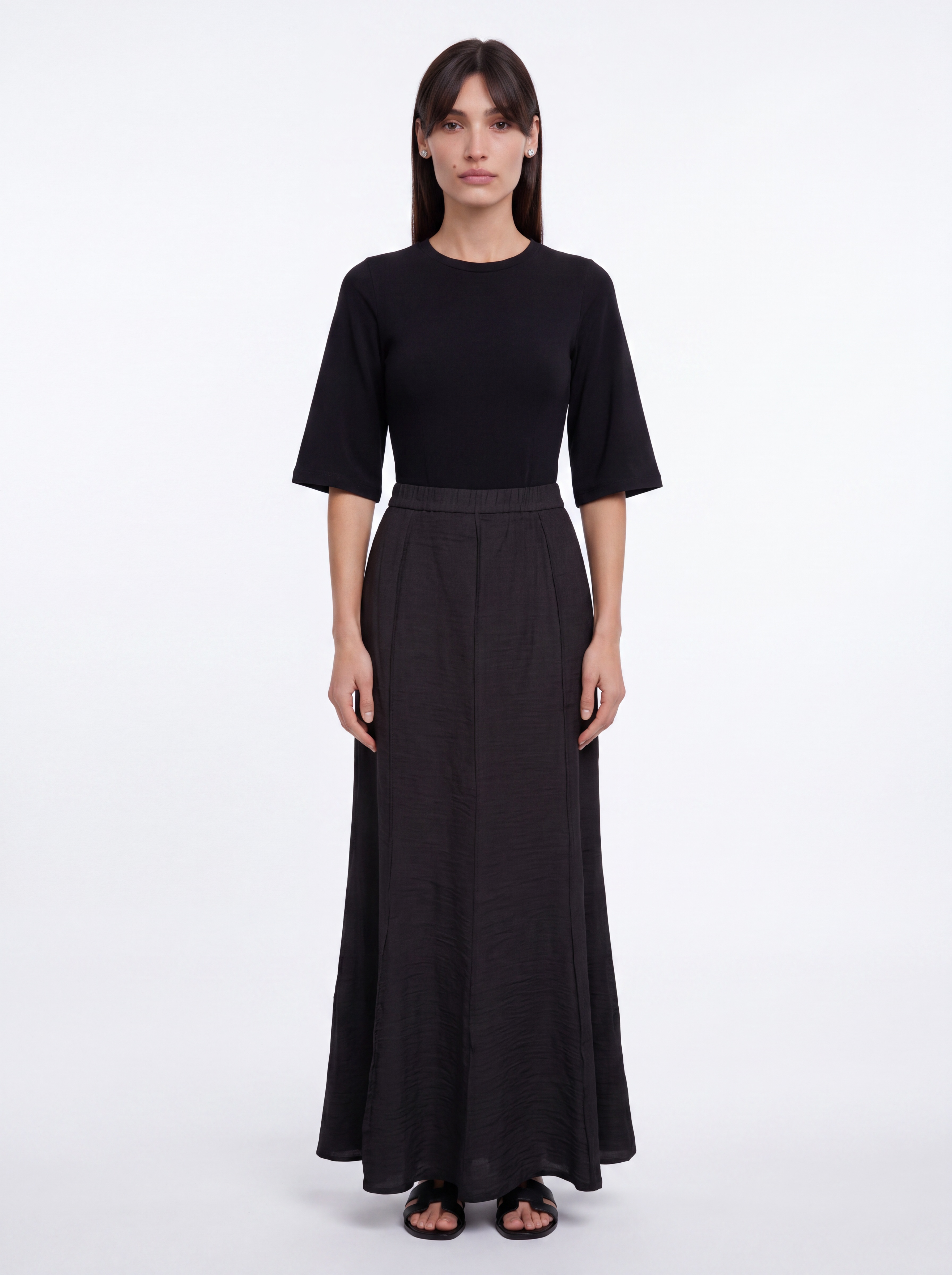espresso-playa-skirt-black-bella-gallery-67853-2026-08-11 Bella לובשת חצאית פלאיה שחורה ובגד גוף קלאוד שחור של ESPRESSO