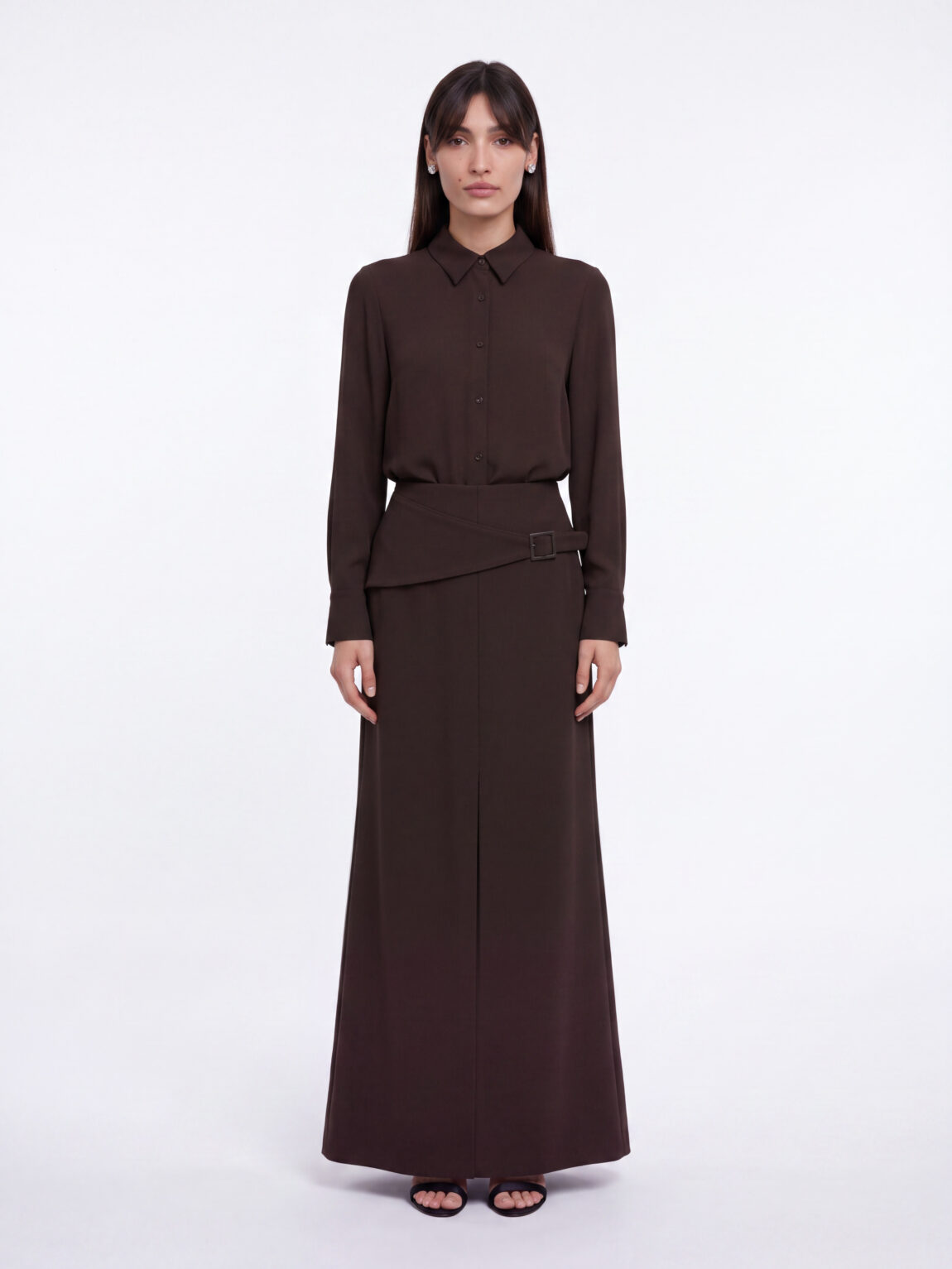 בלה לובשת חליפת ליאל חום שוקולד של ADEL BOUTIQUE