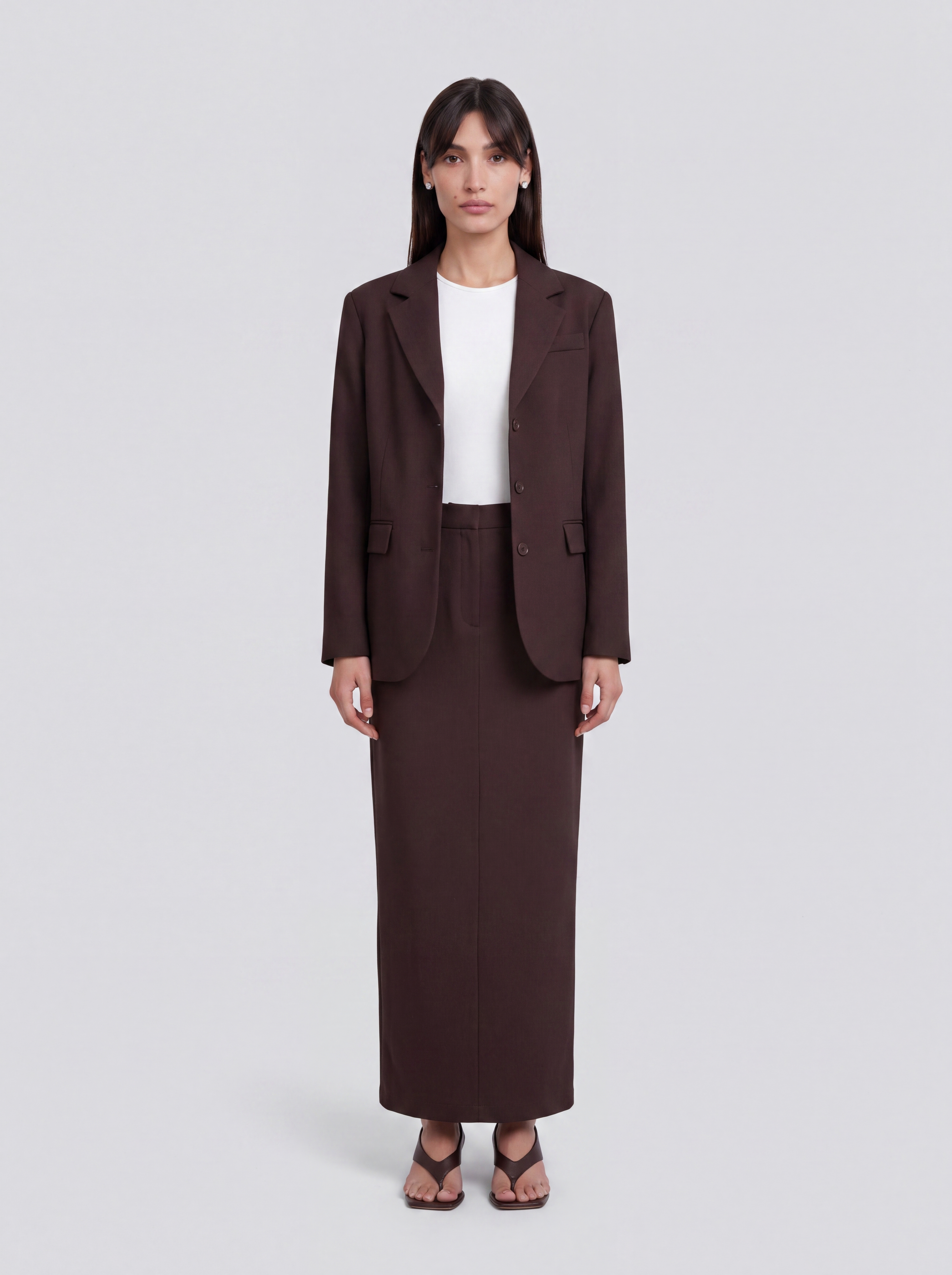 la-reine-steph-skirt-chocolate-bella-63317-2026-08-11 חצאית STEPH שוקולד עם בלייזר שוקולד ובגד גוף סקיל לבן
