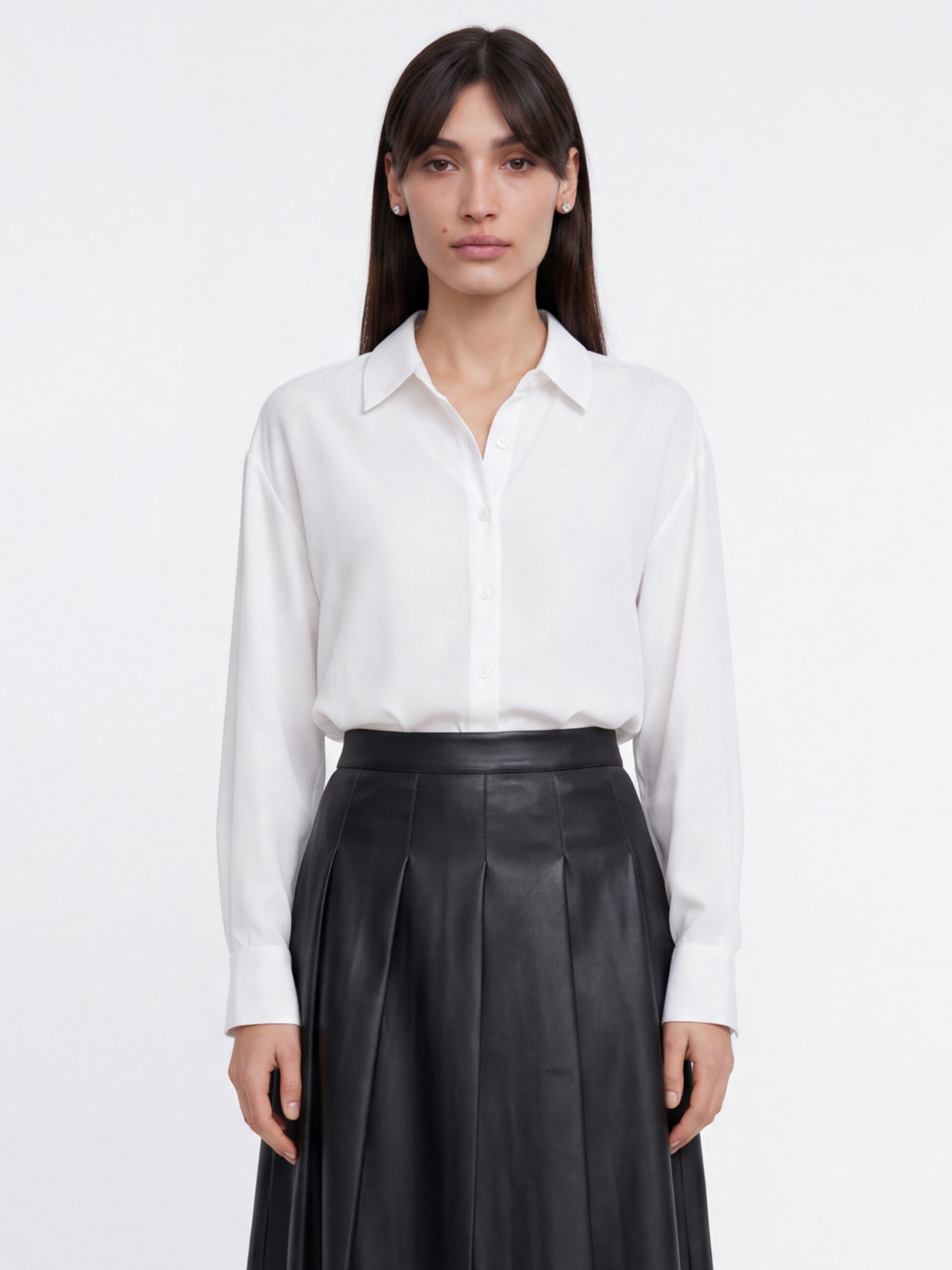 lareine-long-button-shirt-white-close-crop-main-63356 חולצה מכופתרת לבנה של LA REINE על דוגמנית