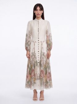 דוגמנית לובשת שמלת LEA DRESS פרחונית של HADARA